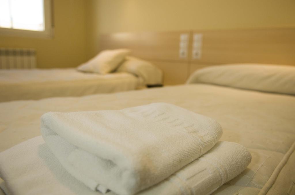 Hostal Europa 卡斯特洪 外观 照片