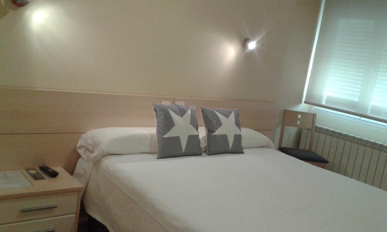 Hostal Europa 卡斯特洪 外观 照片